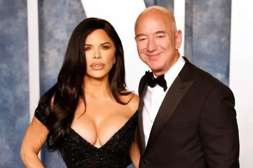 Ban gai ty phu Jeff Bezos chi 2 trieu USD lam phim hinh anh