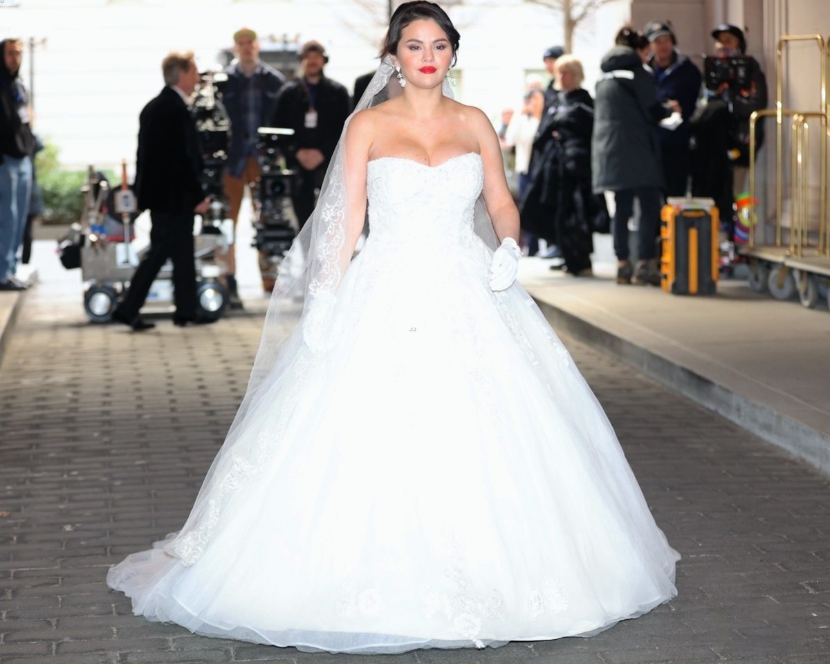 Selena Gomez mac ao cuoi anh 1