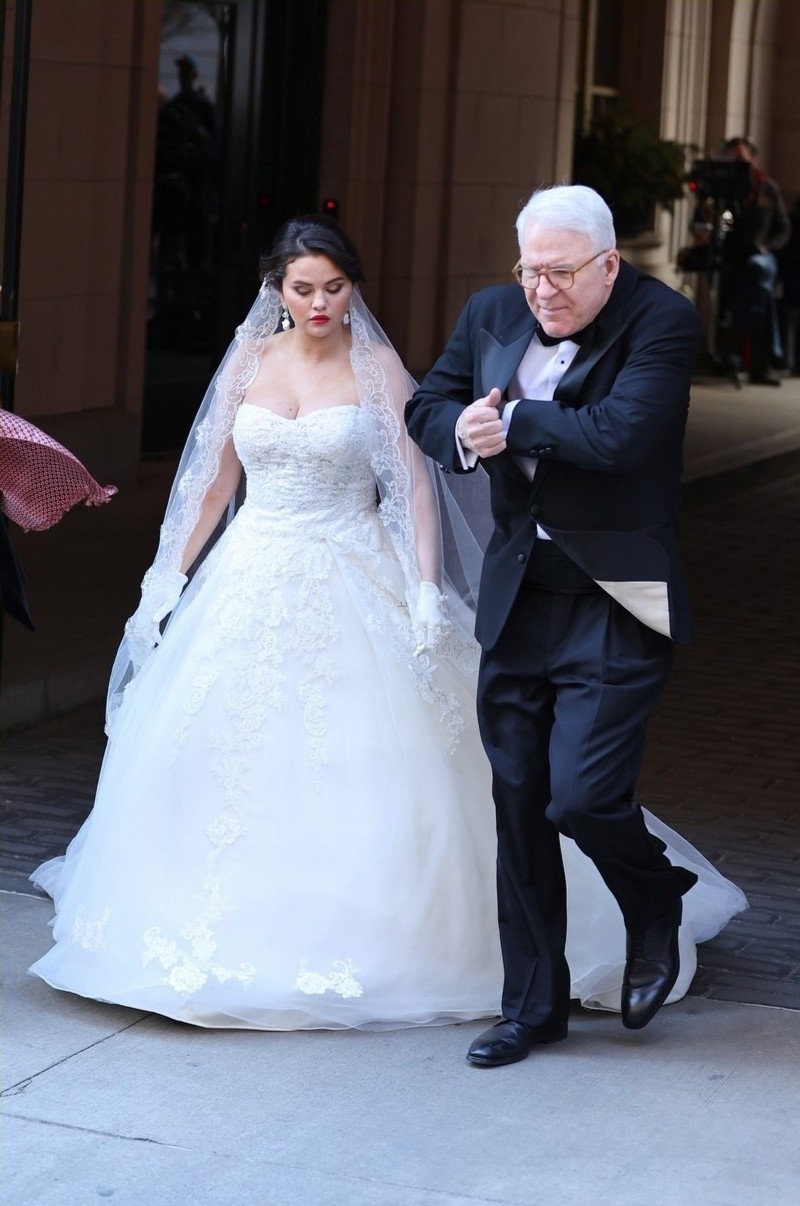 Selena Gomez mac ao cuoi anh 2