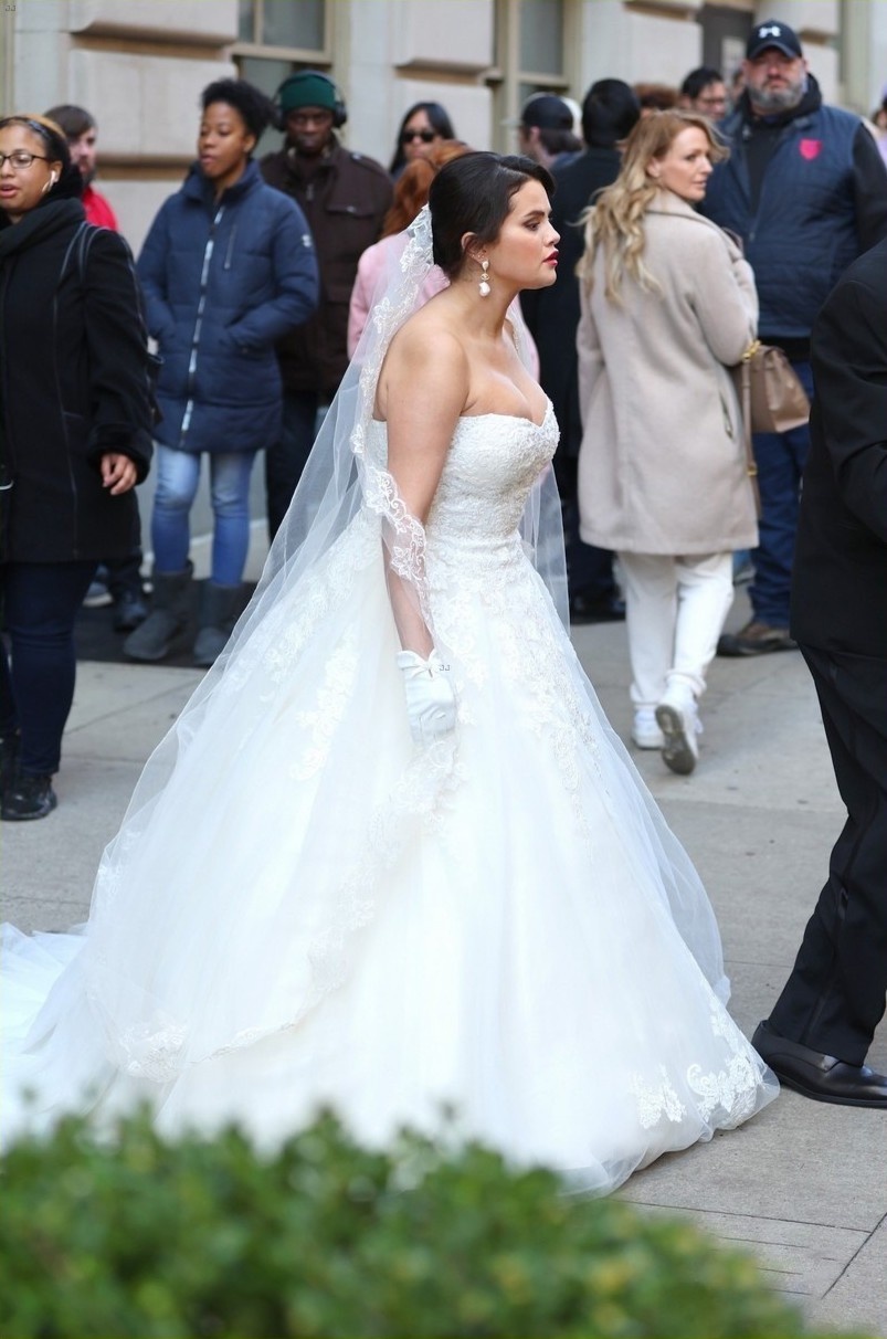 Selena Gomez mac ao cuoi anh 3