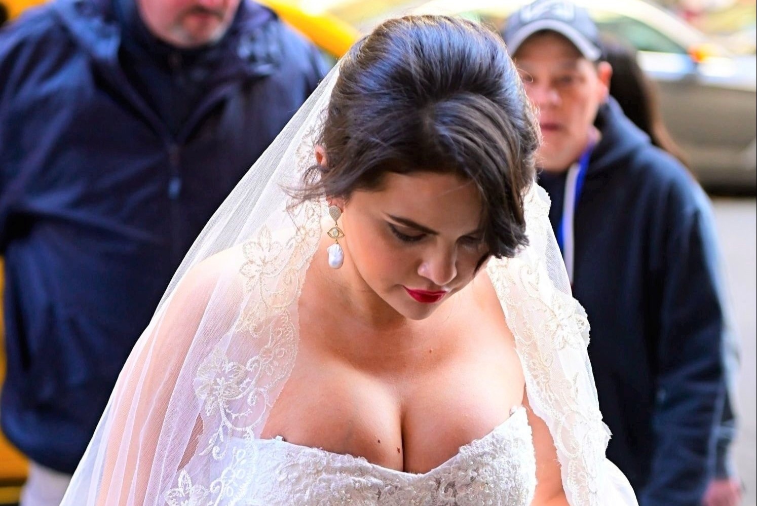 Anh Selena Gomez mac vay cuoi gay sot hinh anh