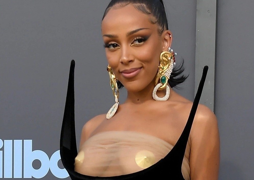 Doja Cat phau thuat thu nho nguc hinh anh