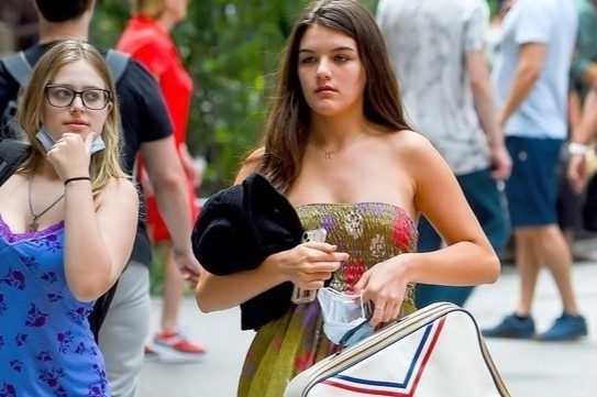 Suri Cruise duoc me bao ve truoc su soi moi qua muc hinh anh