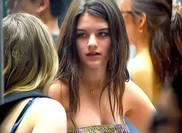 Suri Cruise khong xem cha la 'mot phan cuoc song' hinh anh