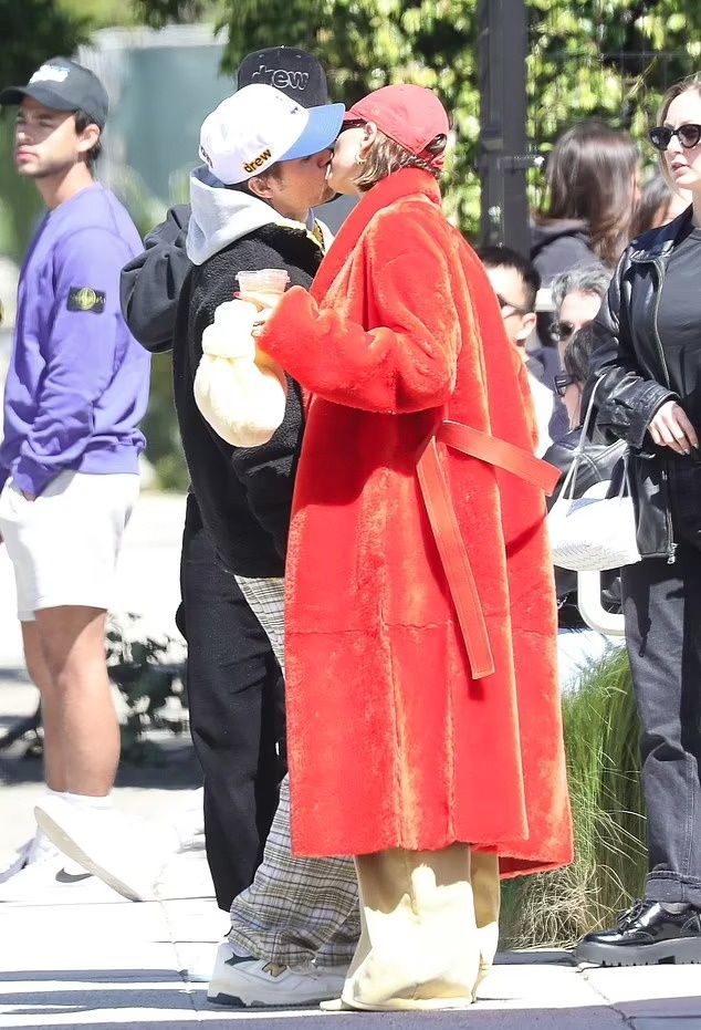 Tài sản Hailey Bieber ảnh 1 Tai san Hailey Bieber anh 1