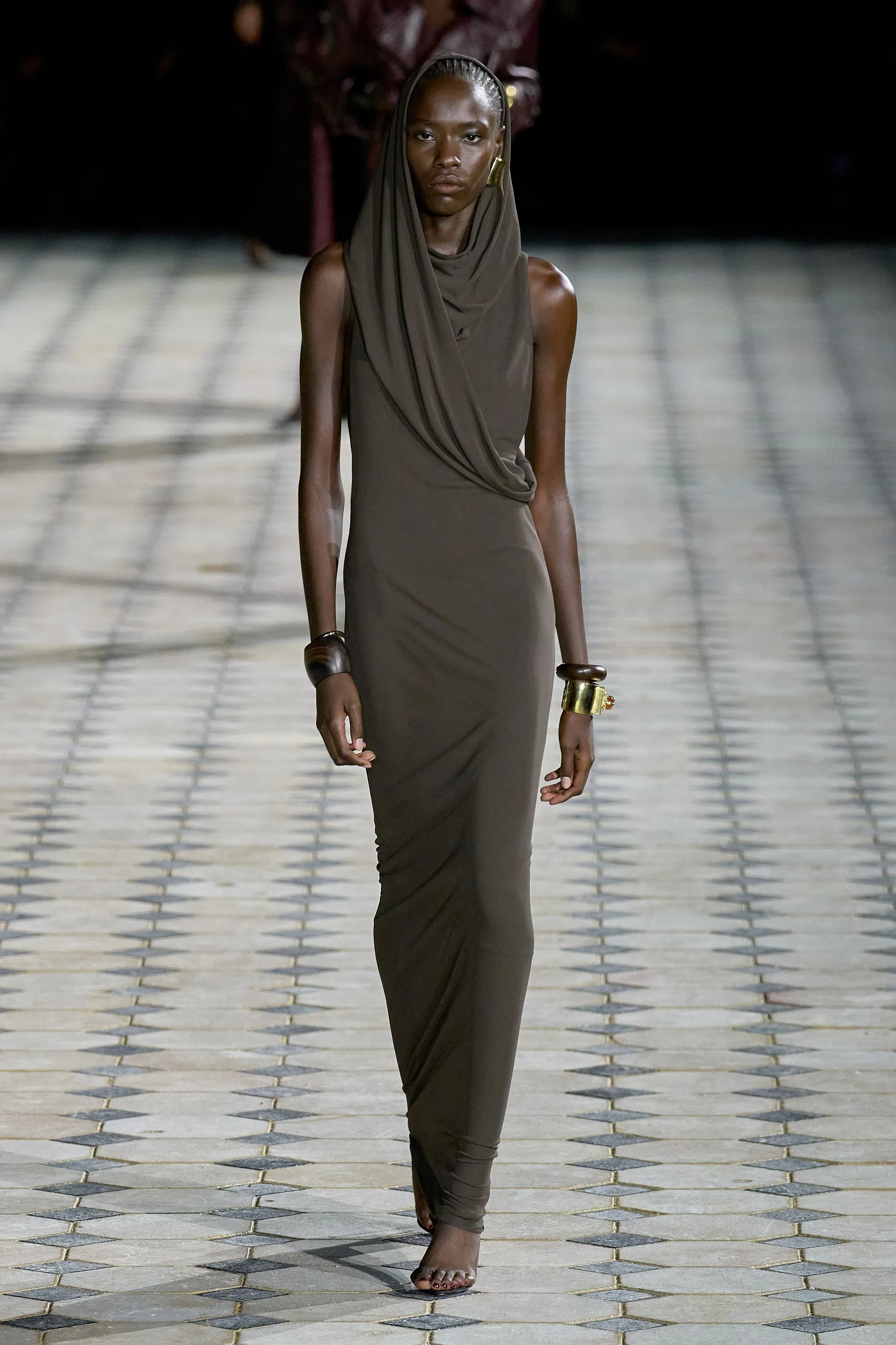 nguoi mau gay tro lai anh 5