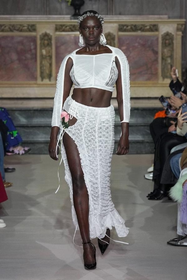 nguoi mau gay tro lai anh 8