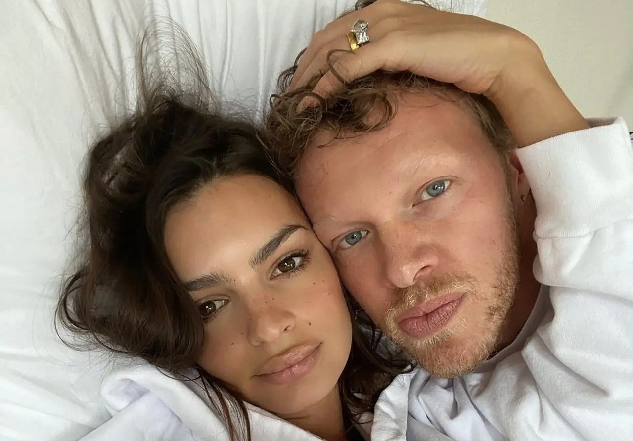 Chong cu Emily Ratajkowski bi to du gai tuoi teen 'doi tinh lay vai' hinh anh