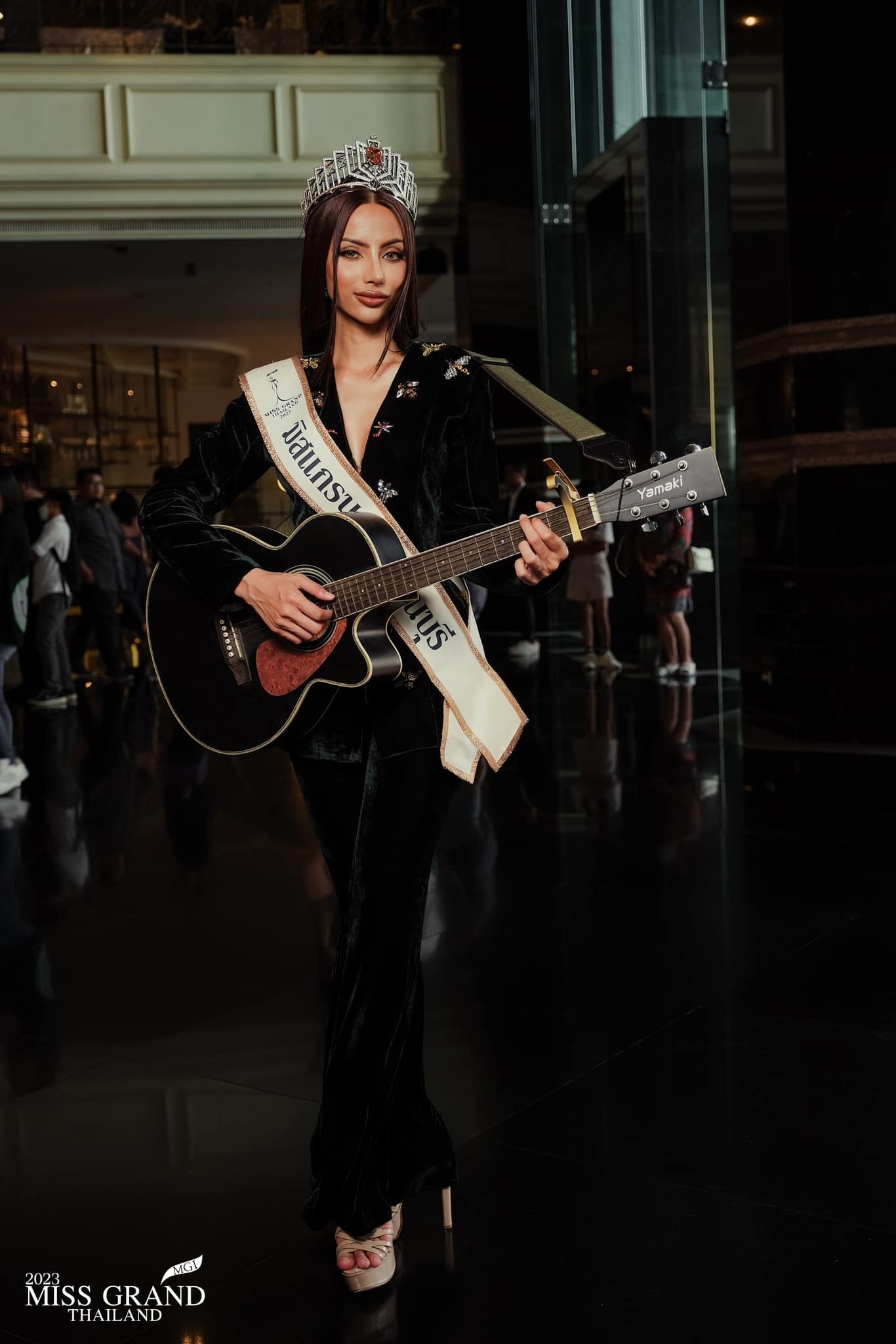 Hoa hau Hoa binh anh 2