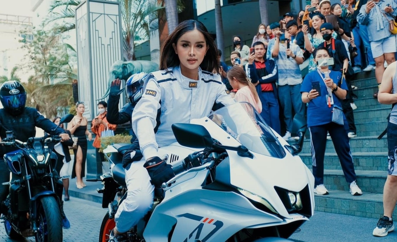 Thi sinh Hoa hau Hoa binh Thai Lan lai moto, lam 'Wonder Woman' hinh anh
