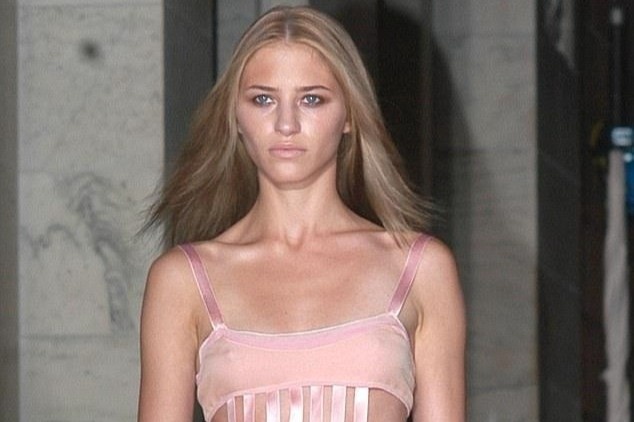 Nguoi mau My ke bi cuong hiep nam 19 tuoi hinh anh