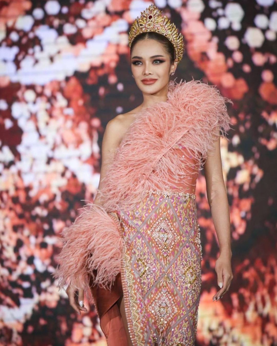 Hoa hau Hoa binh anh 1