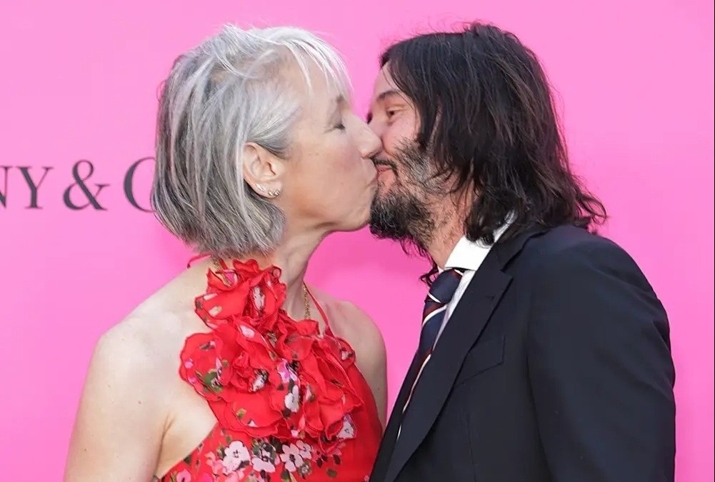 Keanu Reeves hon ban gai cao 1,84 m tren tham do hinh anh