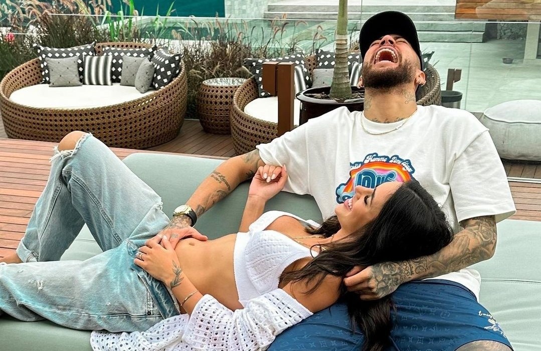 Khoanh khac hanh phuc cua Neymar va ban gai nguoi mau hinh anh