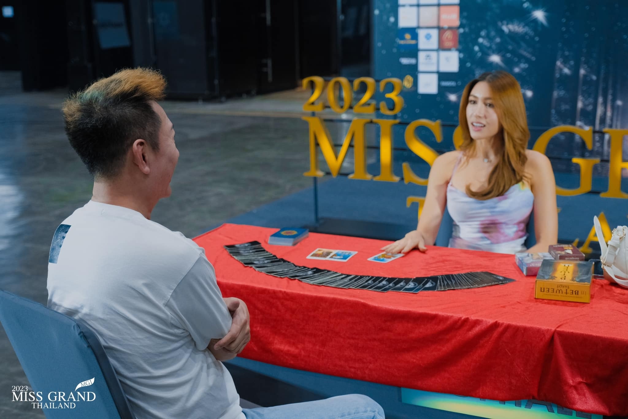 Hoa hau Hoa binh anh 1