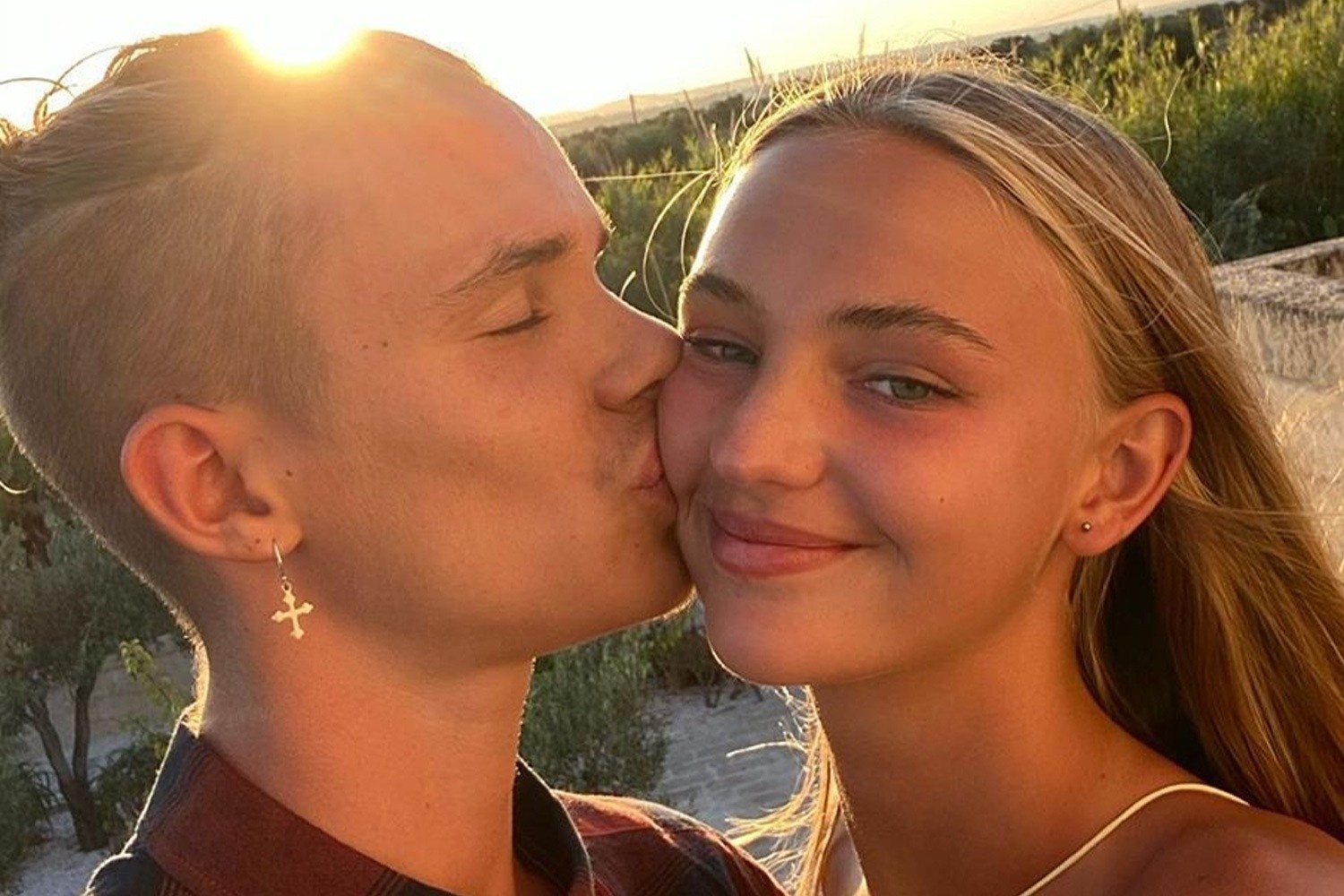 Romeo Beckham duoc don thoi dinh hon ban gai nguoi mau hinh anh