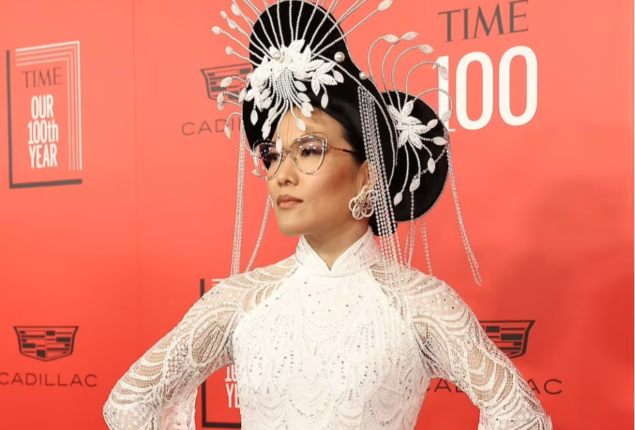 Ngoi sao 'Beef' mac ao dai Viet tren tham do quoc te hinh anh