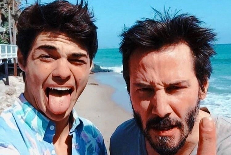 Ly do Keanu Reeves duoc yeu thich hinh anh