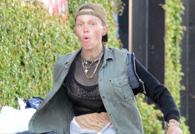 Cuu nguoi mau My luc thung rac tim thuc an hinh anh