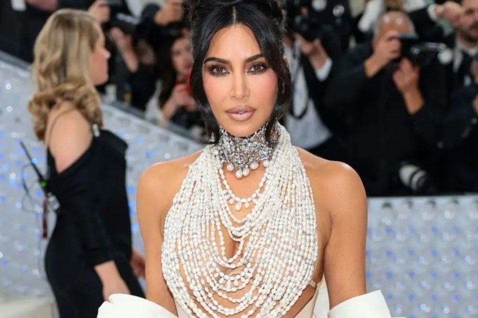 Kim Kardashian bi chi trich dao duc gia khi tham du Met Gala hinh anh