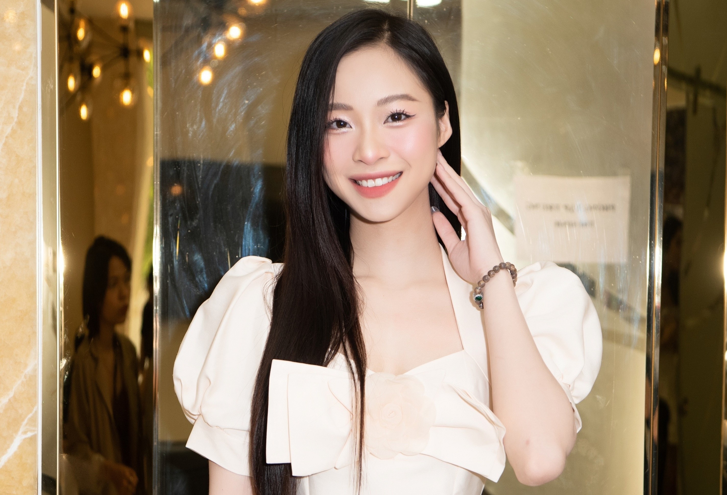 Co gai co vong eo 57 cm vao chung khao Miss World Vietnam 2023 hinh anh