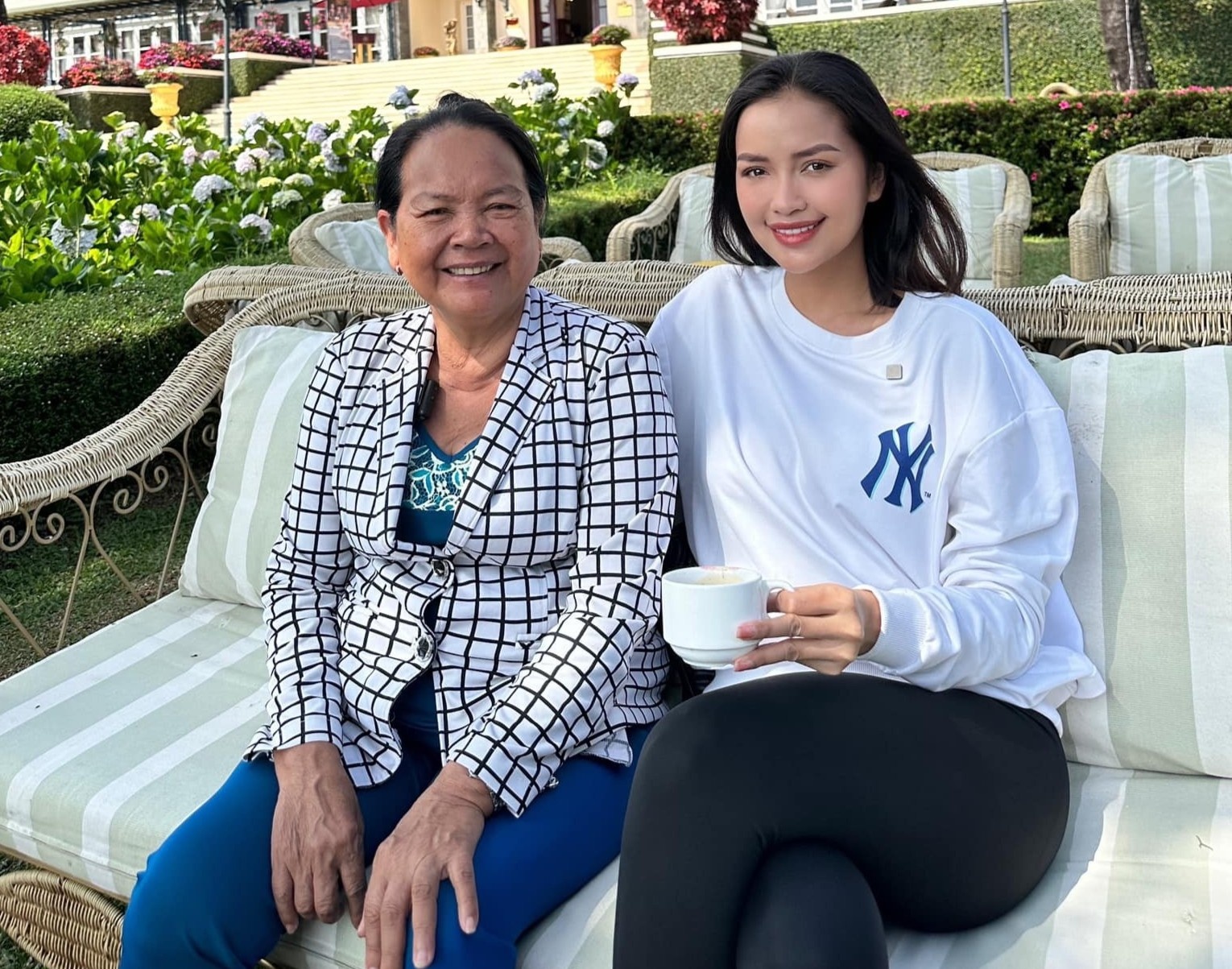 Hoa hau Ngoc Chau anh 1