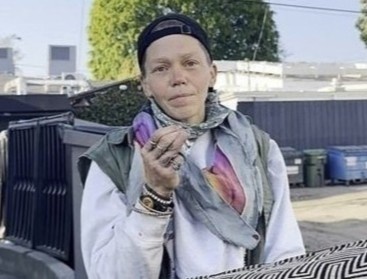 Cuu nguoi mau My dau don vi an do ban trong thung rac hinh anh