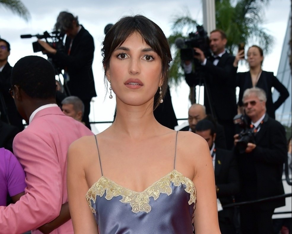 Vay ngu va nhung tham hoa thoi trang tren tham do Cannes hinh anh