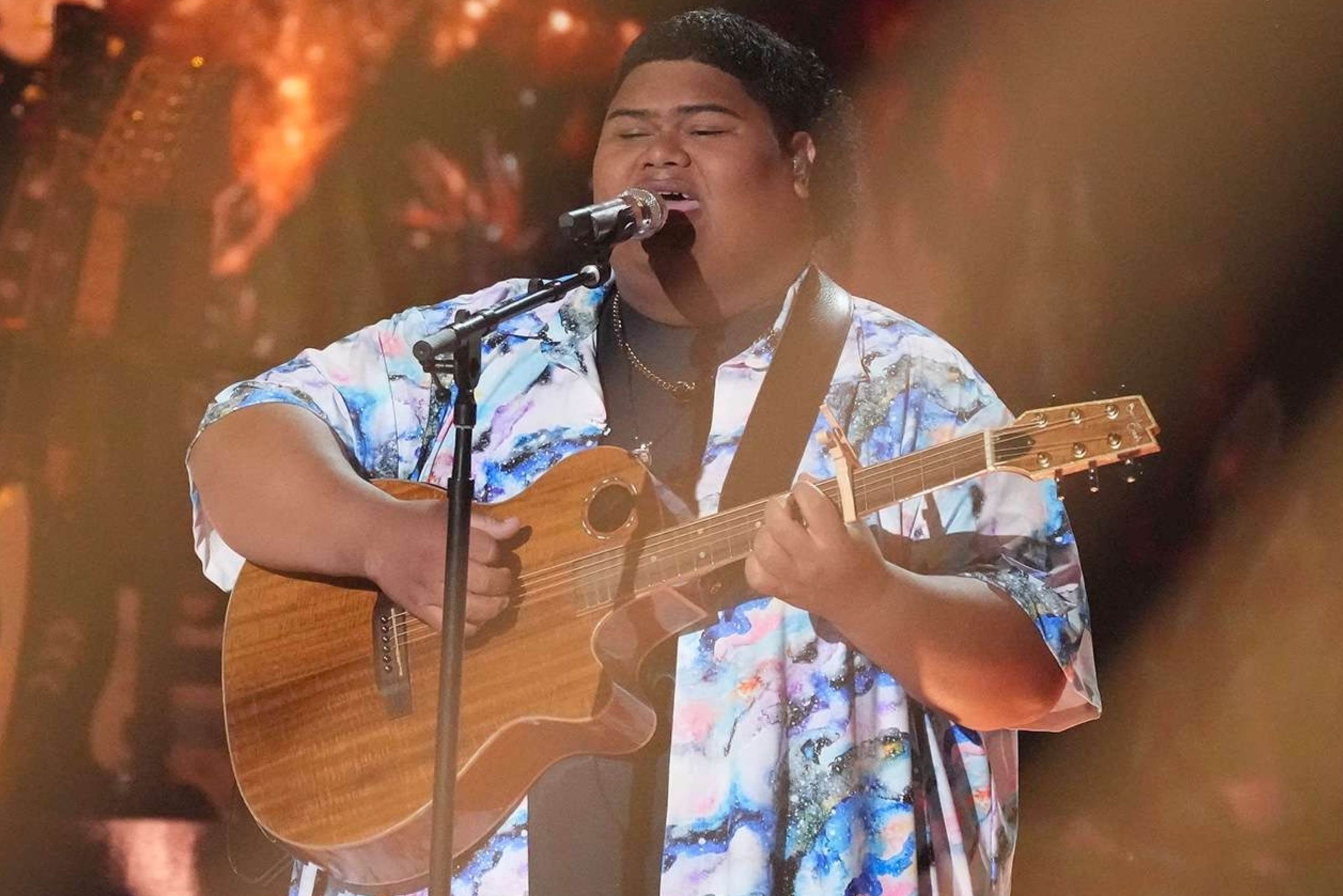 Nam sinh 18 tuoi nang 135 kg len ngoi Than tuong Am nhac My 2023 hinh anh