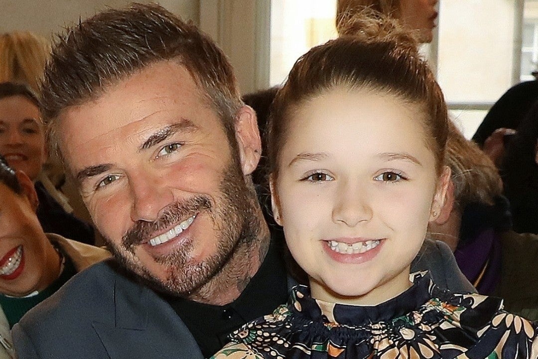 Harper Beckham bi me cam trang diem khi ra duong hinh anh