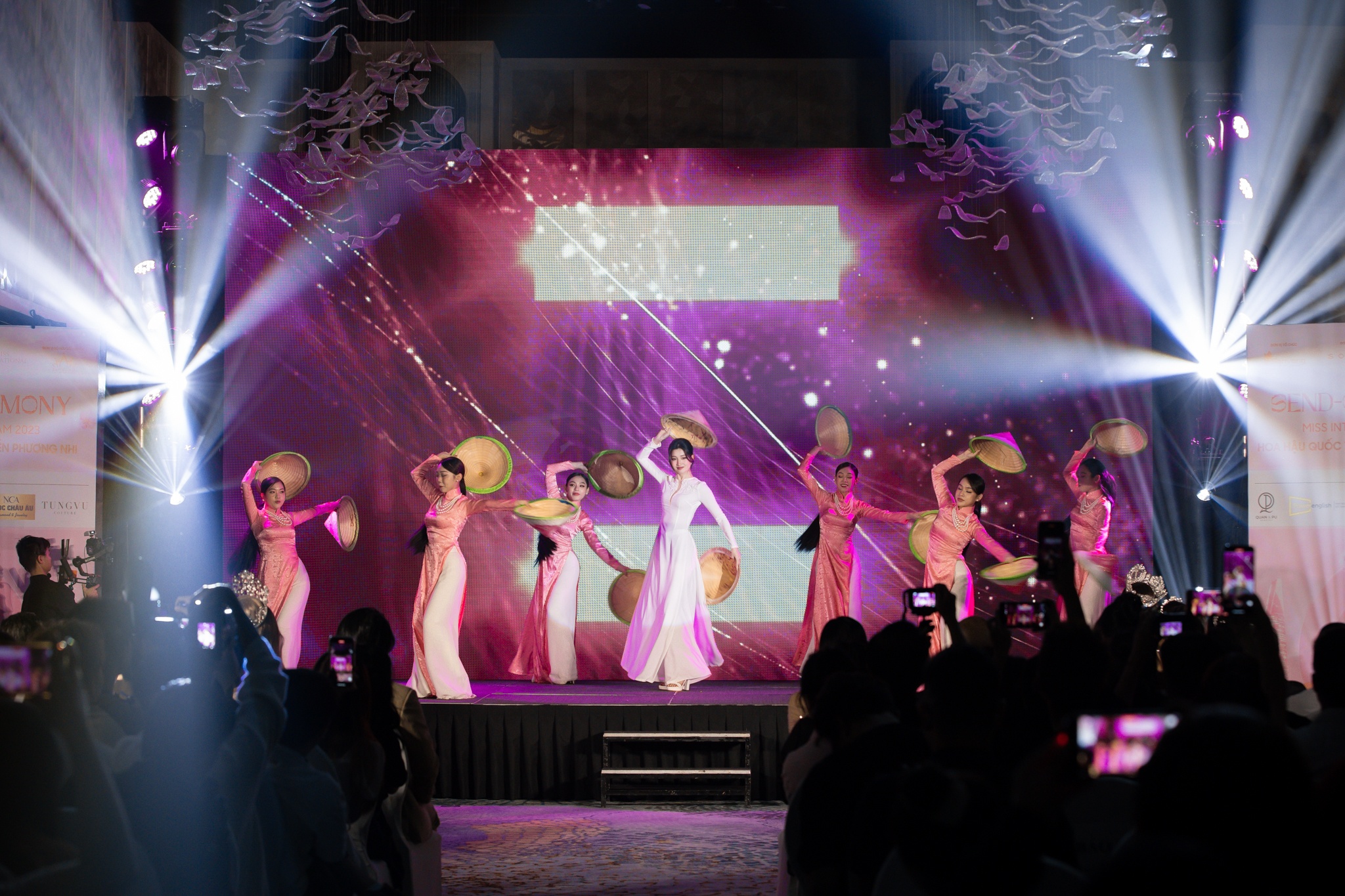 Hoa hau Quoc te anh 10