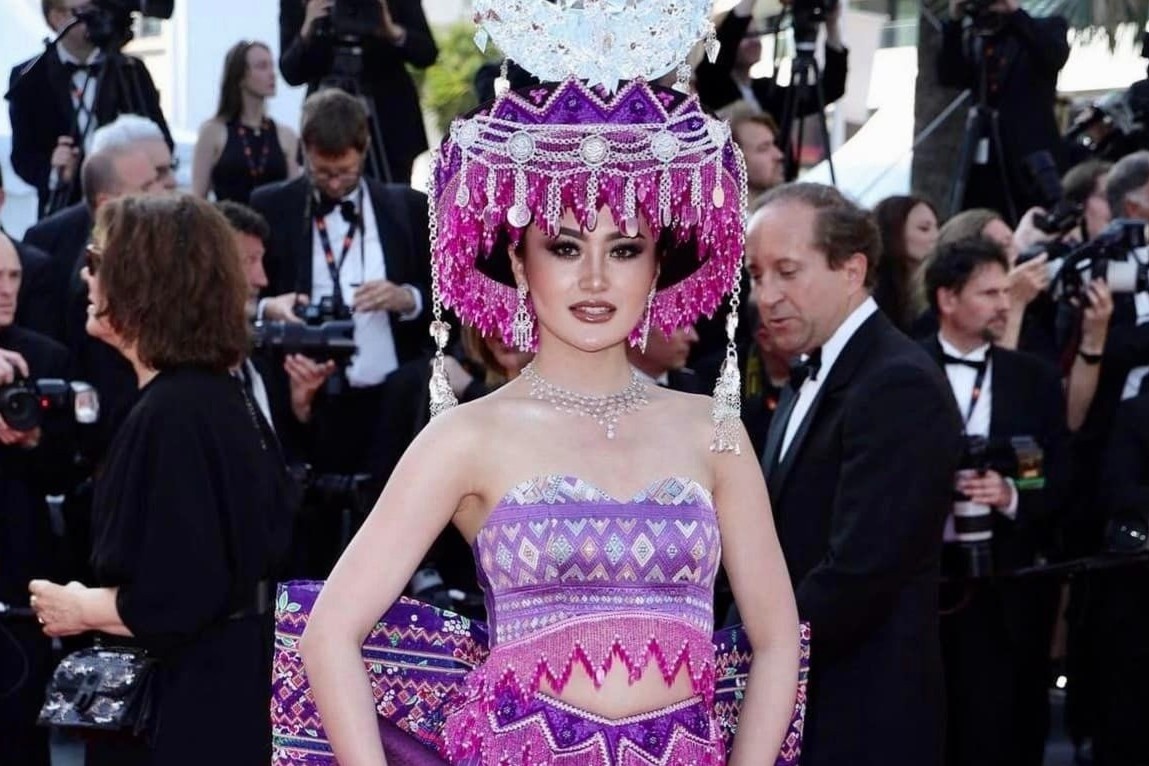 Hoa hau Lao mac trang phuc H'Mong tren tham do Cannes hinh anh