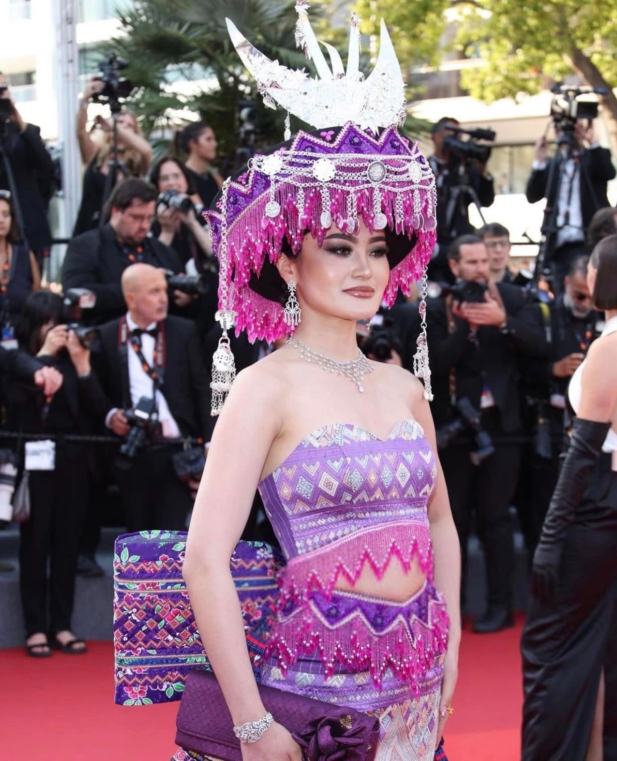 trang phuc H'Mong o Cannes anh 2