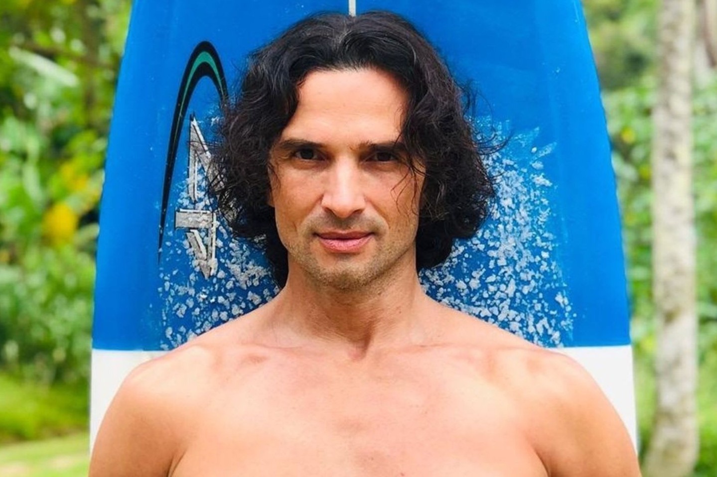 Thi the nam dien vien Brazil trong chiec ruong boc xi mang hinh anh