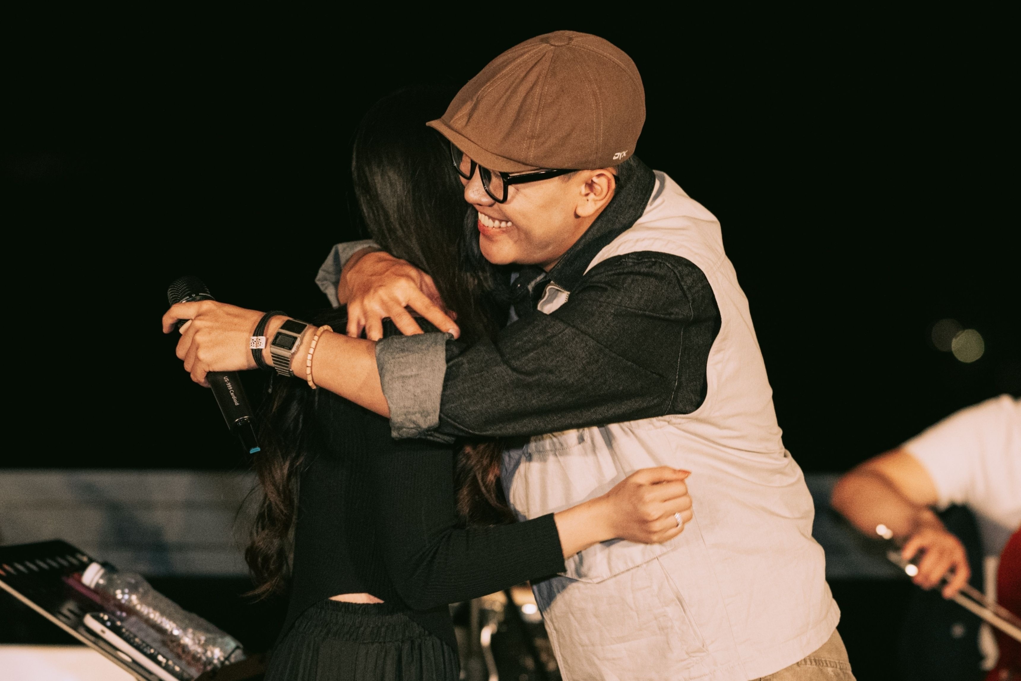 Ban gai bat khoc khi duoc giong ca 'Mat moc' quy goi cau hon hinh anh