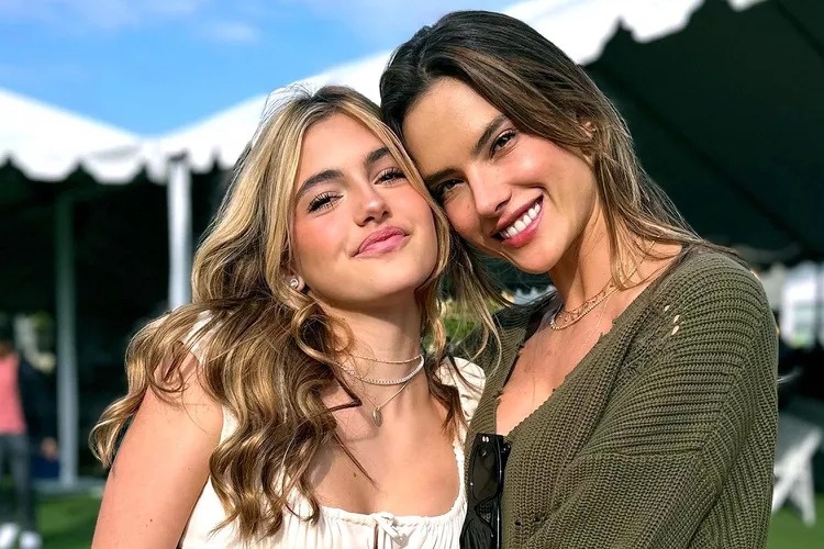 con gai Alessandra Ambrosio anh 1