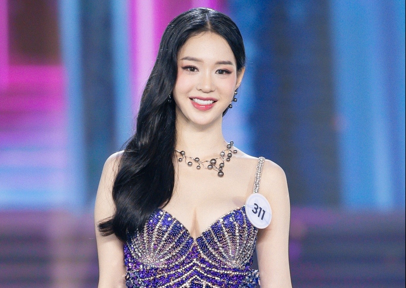 Nhung co gai mac dam xe sau, om sat dep nhat Hoa hau The gioi Viet Nam hinh anh