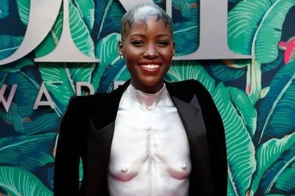 Chiec ao gay soc cua minh tinh 'Black Panther' hinh anh