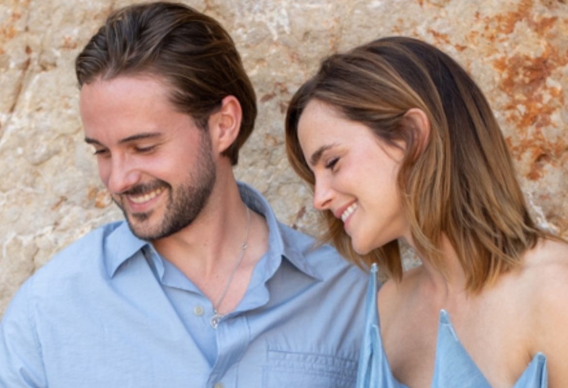 Sao nu 'Harry Potter' mac vay duoc co dinh bang vat nhon ben trong hinh anh