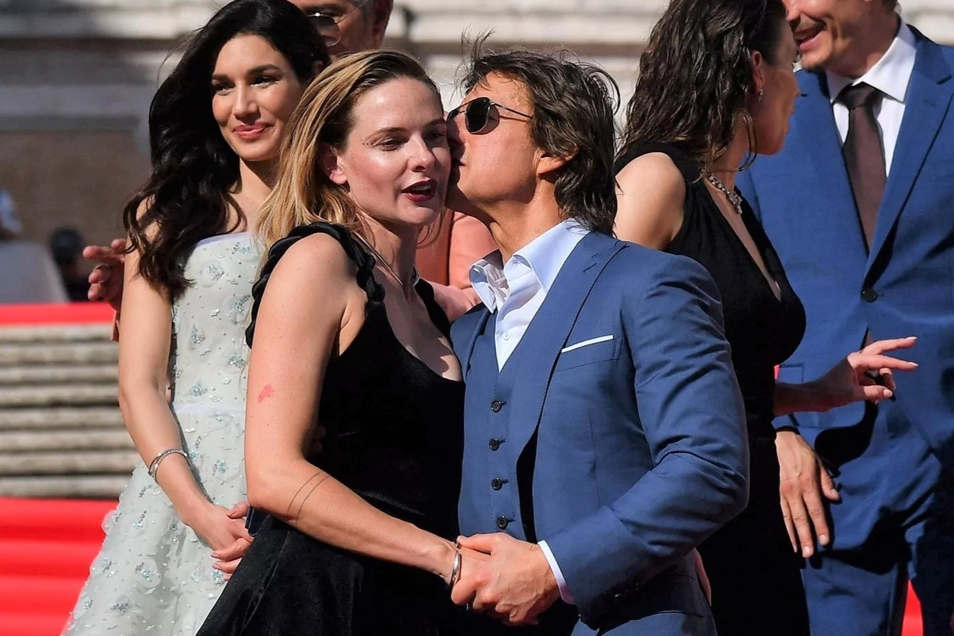 Tom Cruise hon my nhan 'Mission: Impossible 7' tren tham do hinh anh