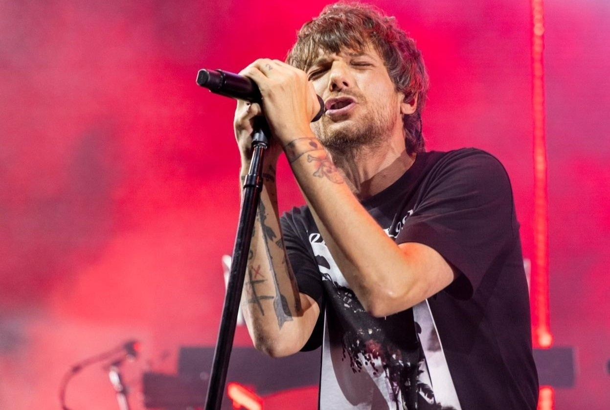 Mua da khien 7 khan gia show nhac nhap vien, 90 nguoi bi thuong hinh anh