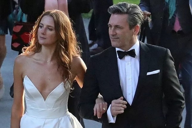 Tai tu 'Top Gun: Maverick' cuoi ban gai kem 17 tuoi hinh anh