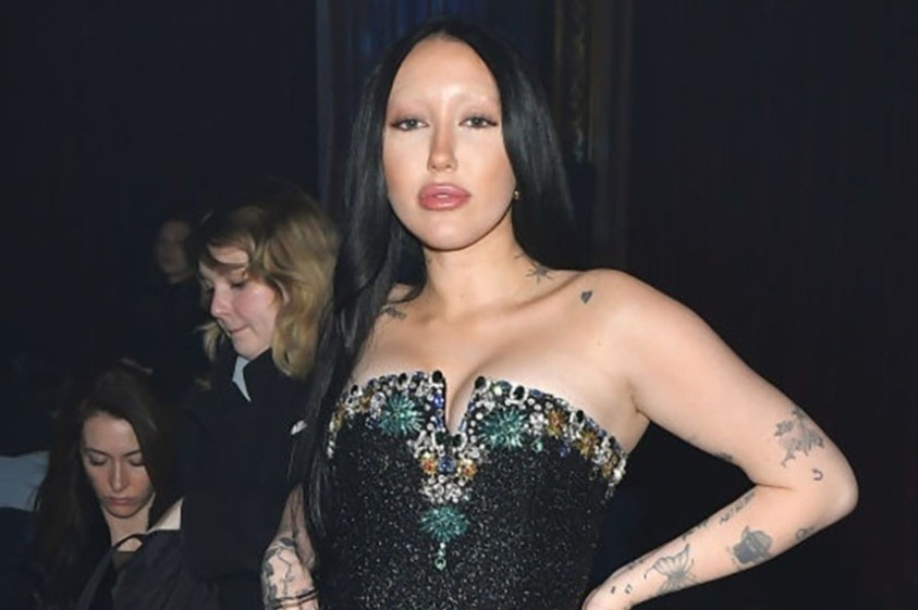 Em gai Miley Cyrus dinh hon hinh anh