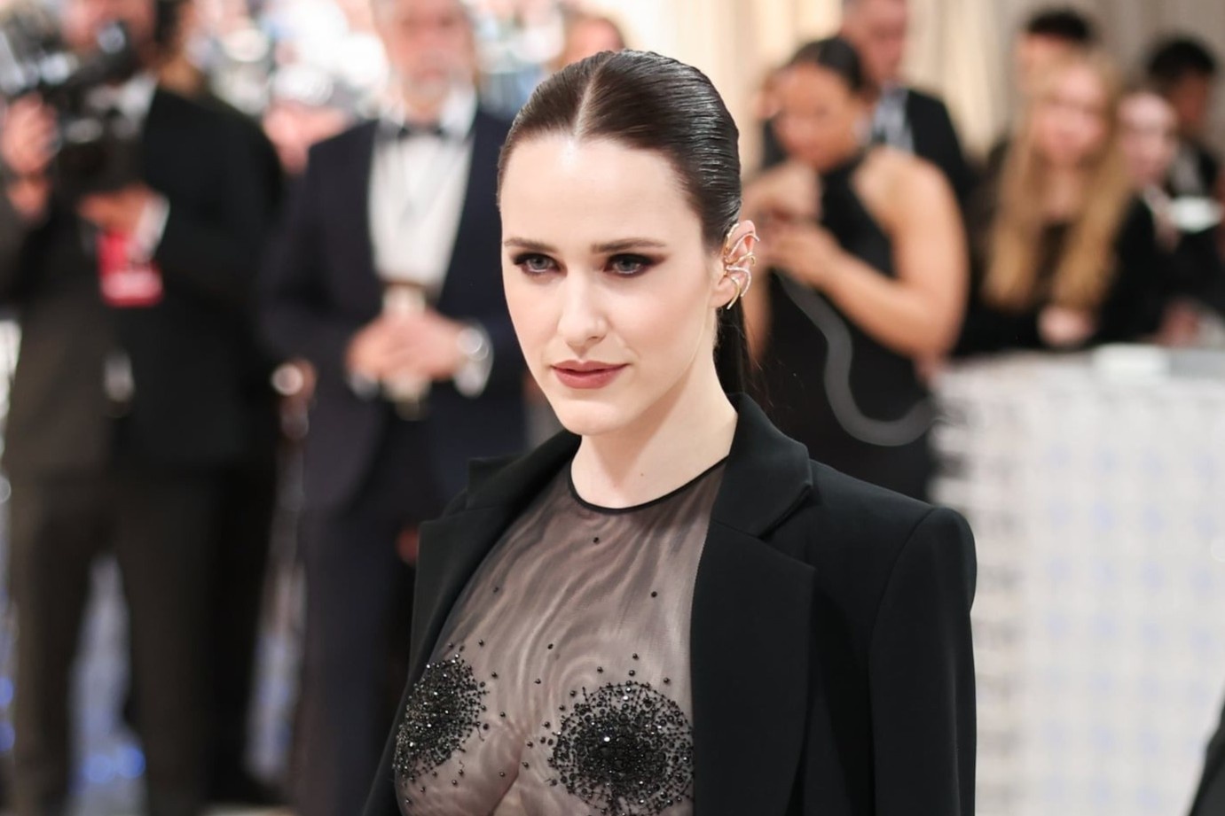 Phong cach tao bao cua my nhan dong vai ban gai Sieu Nhan hinh anh