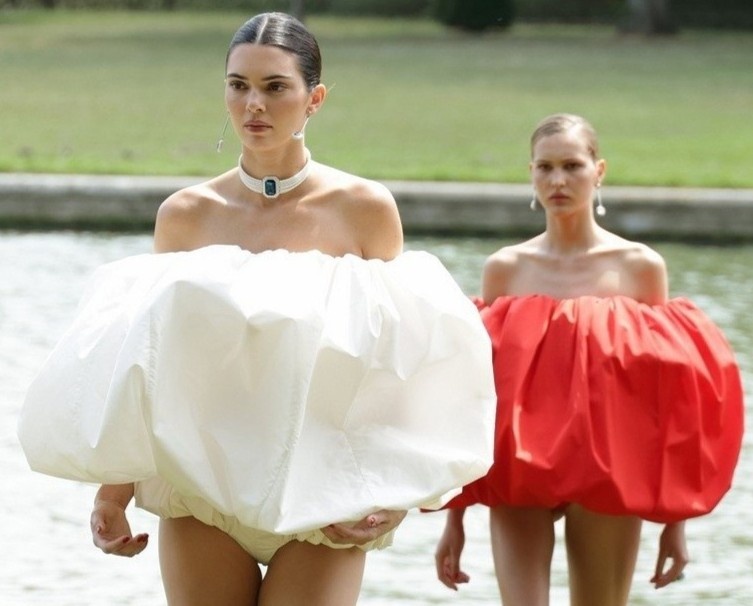 Mot khong quan len ngoi hinh anh