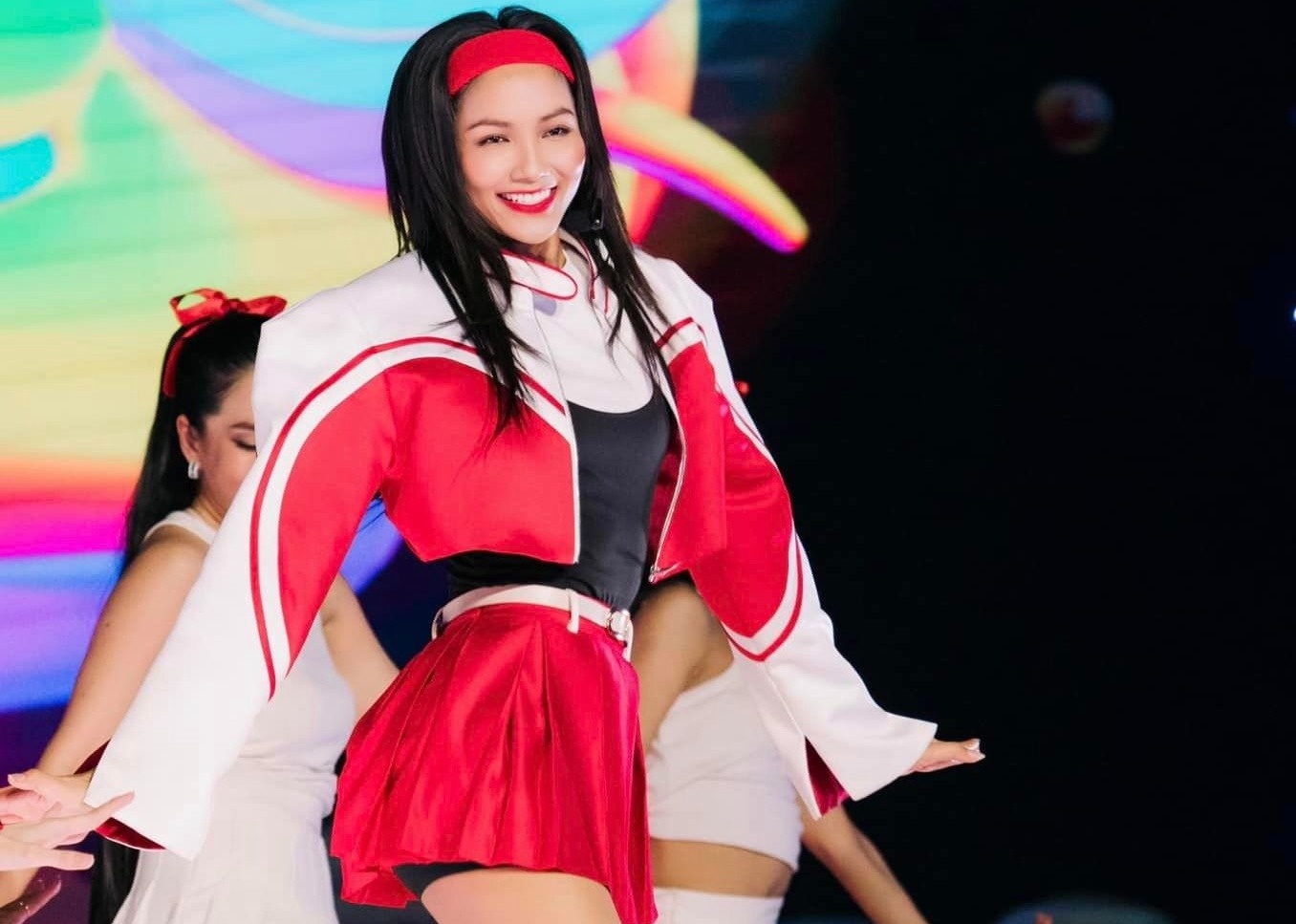 H'Hen Nie len tieng khi bi che hat do van khong bi loai o Chi dep hinh anh