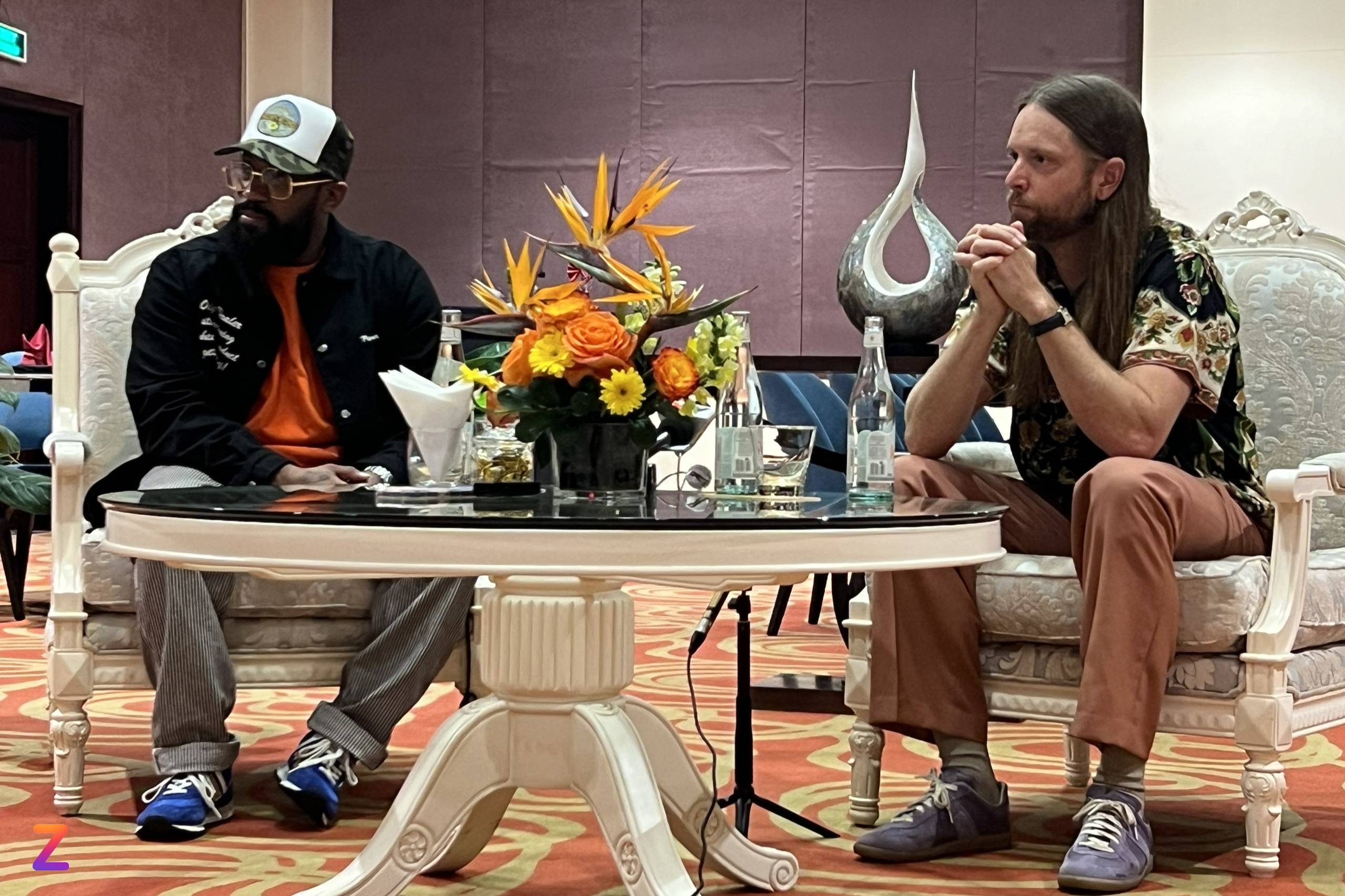 James Valentine chia se ve quyet dinh dua vo sang Viet Nam hinh anh