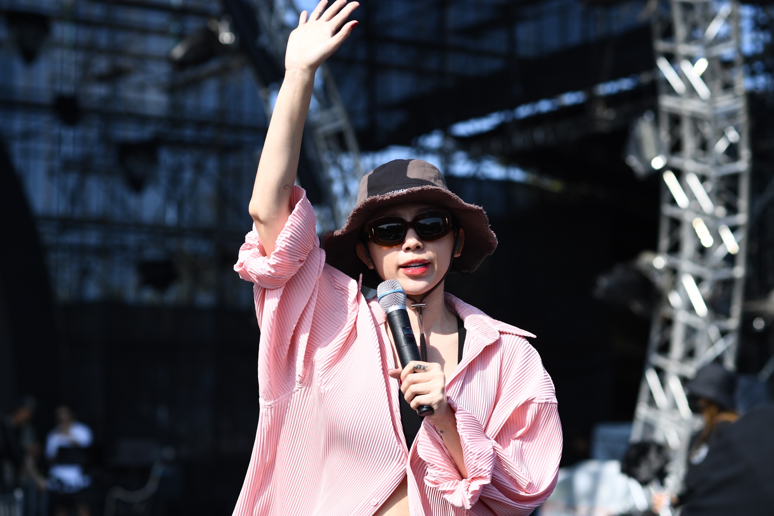 Hoang Touliver cham chu theo doi Toc Tien thuc hien vu dao kho hinh anh