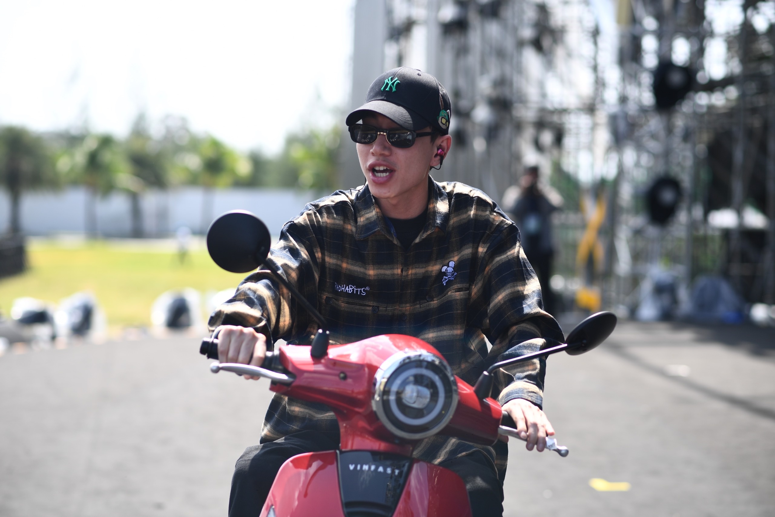 Double2T di xe may den tong duyet, dua chau trai len san khau hinh anh