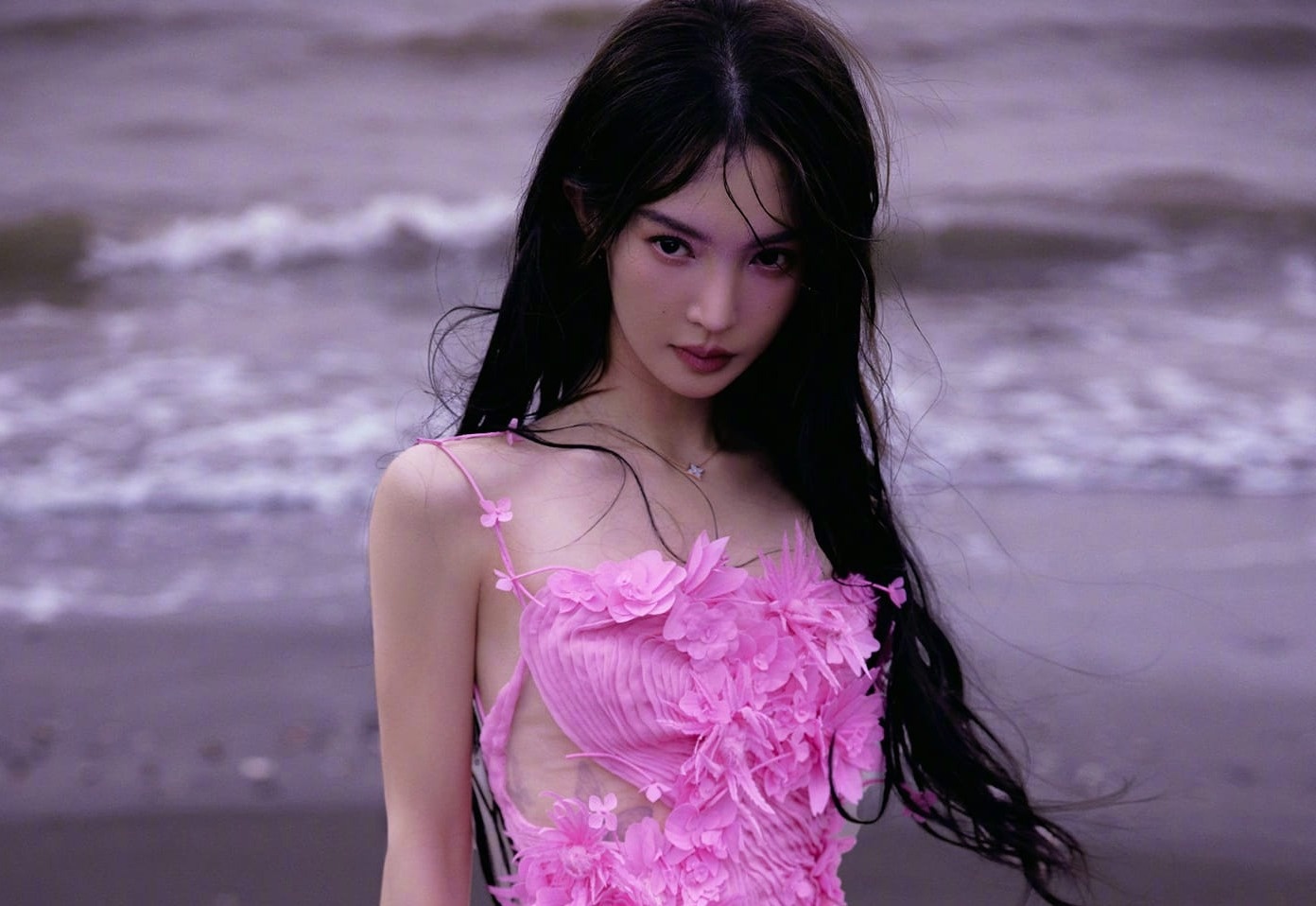 Kim Than dien vay xuyen thau cua NTK Cong Tri hinh anh